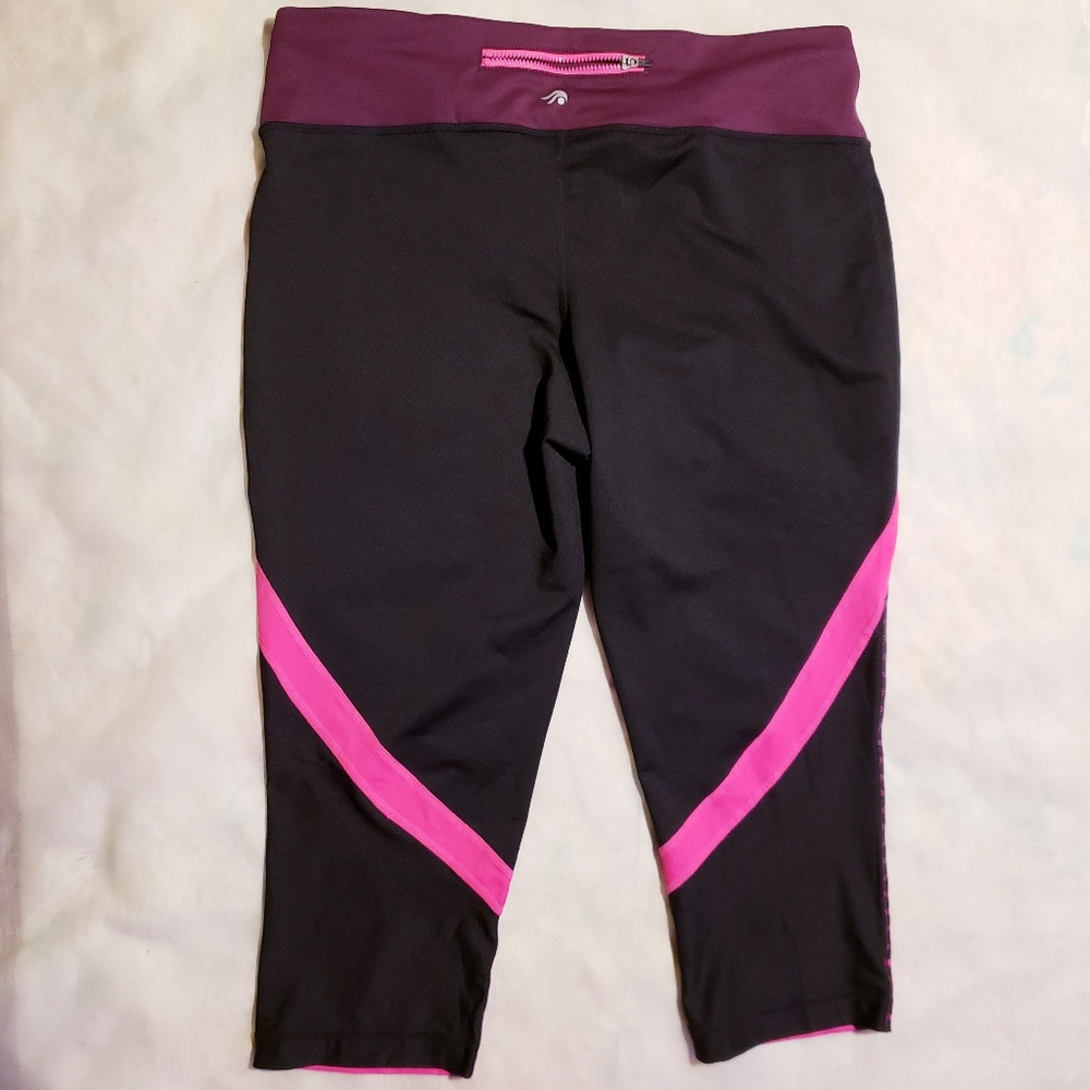 NWOT size Large Ideology Capri Workout Pants.